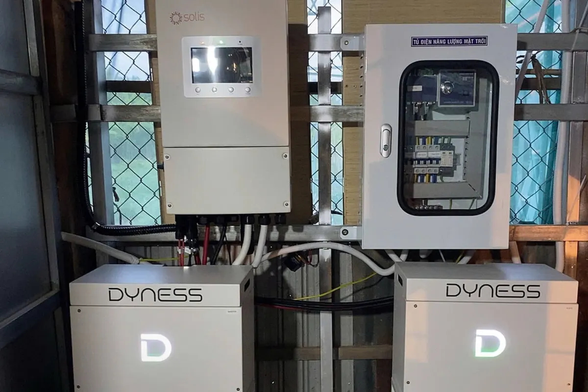 Inverter Hybrid Solis, tủ điện và hai khối pin lưu trữ Dyness lắp tại công trình METASOLAR