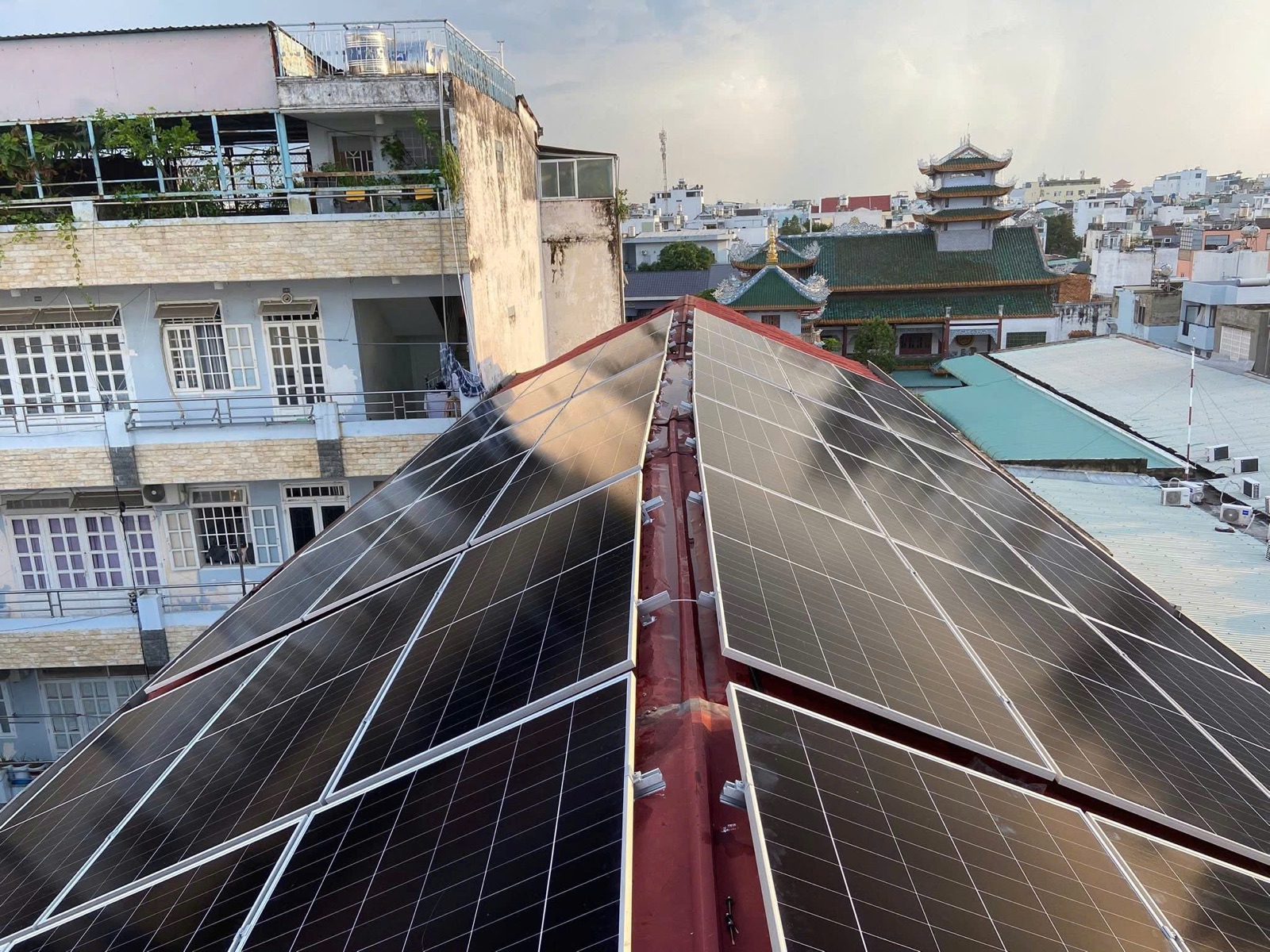 Sạc Xe Điện Bằng Điện Mặt Trời Có Được Không? (2026)