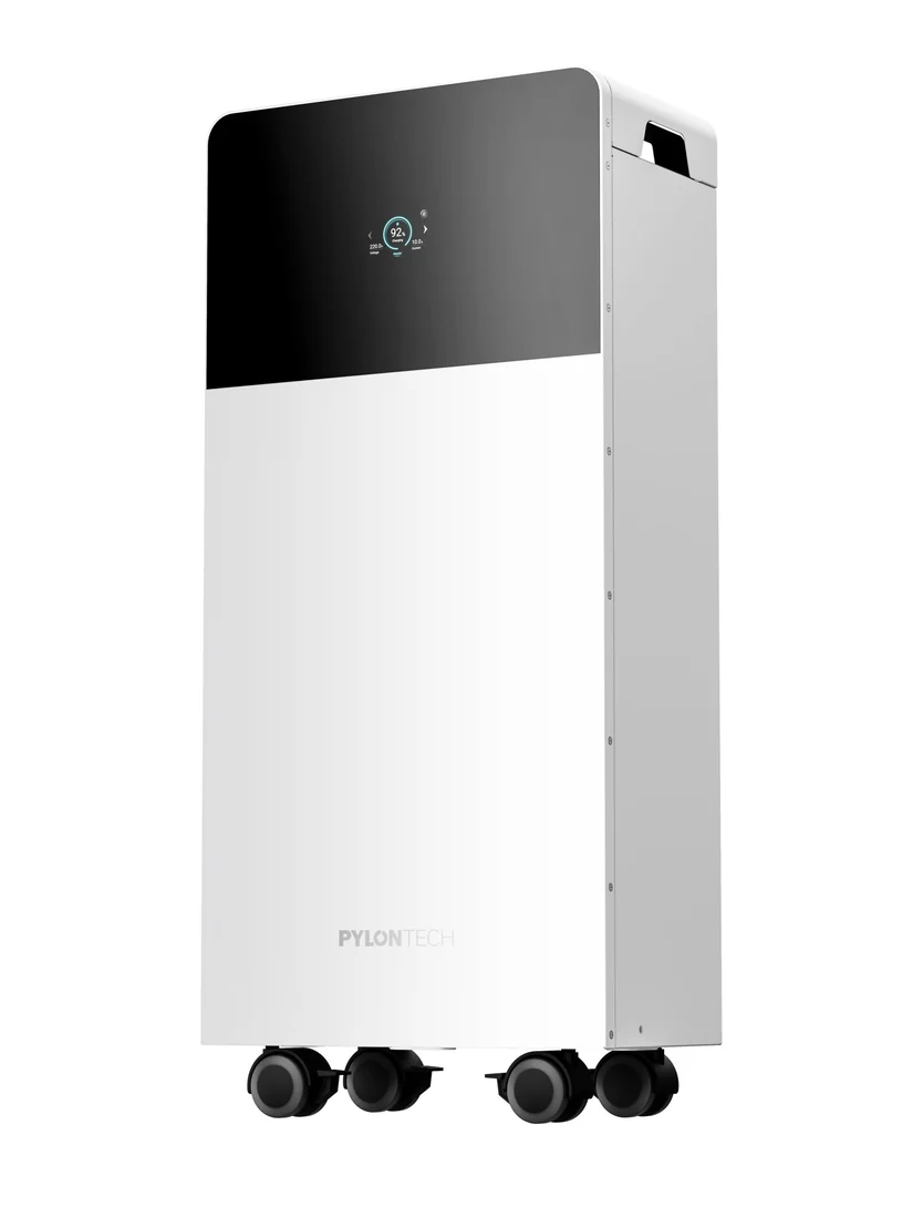Pin lưu trữ Pylontech Fidus Battery Plus 16kWh dạng tủ đứng, mặt trên kính đen có màn hình, thân trắng và hai bánh xe