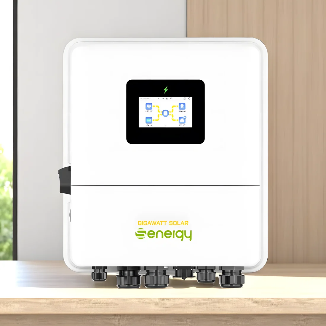 Biến tần hybrid Senergy trắng đặt trên bàn gỗ, mặt trước có màn hình màu hiển thị sơ đồ dòng điện