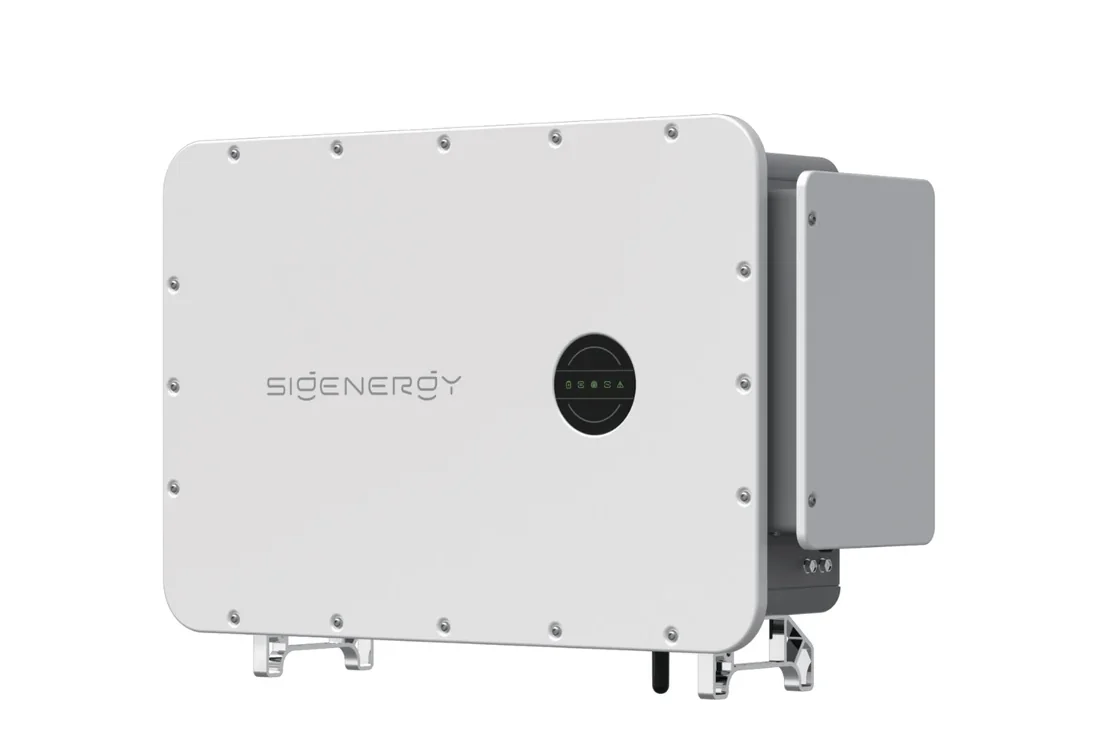 Biến tần hòa lưới cỡ lớn vỏ trắng có logo SIGENERGY, treo tường, nắp vuông xám phía bên phải và núm tròn đen ở giữa