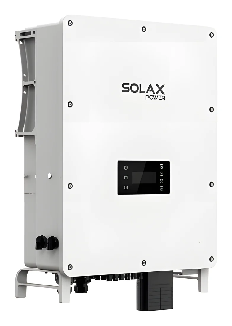 Biến tần hybrid SolaX Power vỏ trắng có logo SOLAX POWER, cửa sổ đen có đèn LED và màn hình nhỏ ở mặt trước, giá treo ở cạnh trái