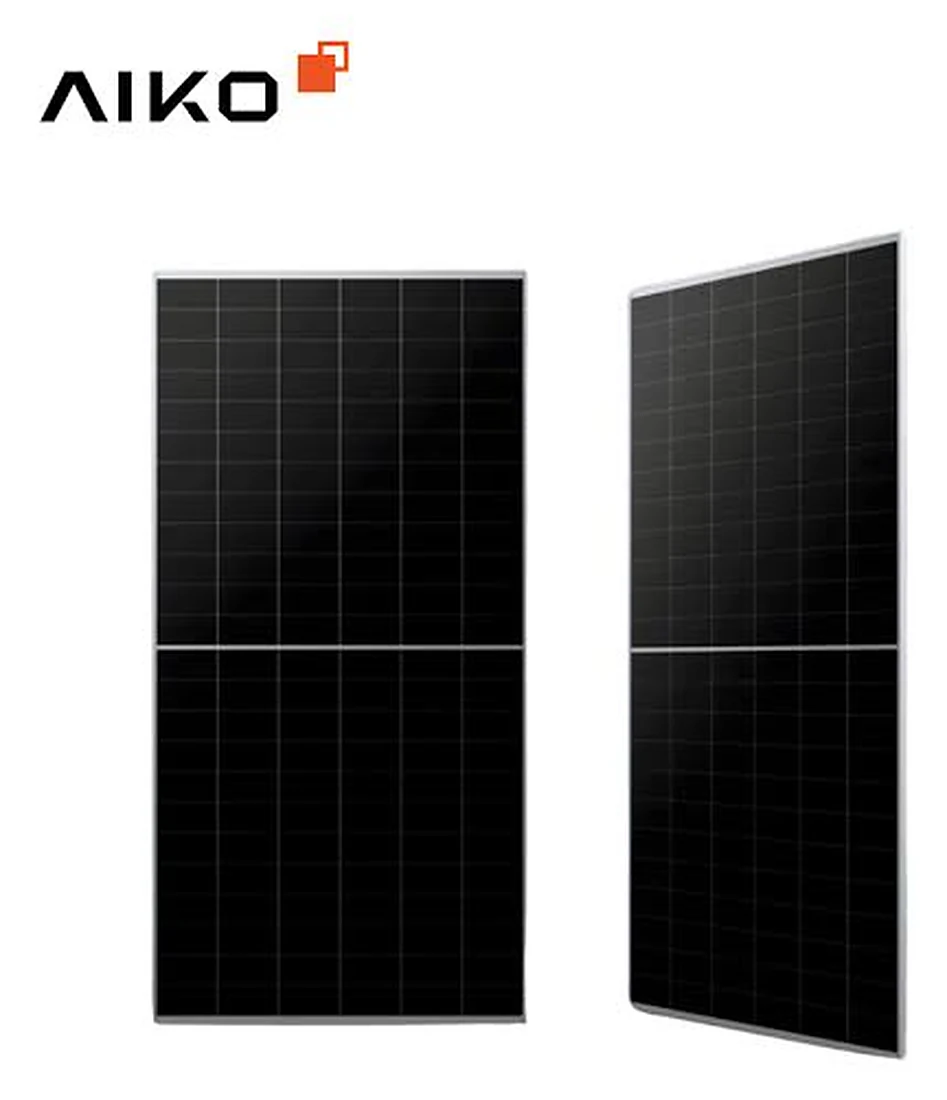 Hai tấm pin mặt trời AIKO mặt tối màu, một tấm nhìn thẳng và một tấm nghiêng, logo AIKO phía trên
